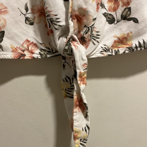 ❗2/$10❗Hollister button down floral shirt - Picture 6 of 8